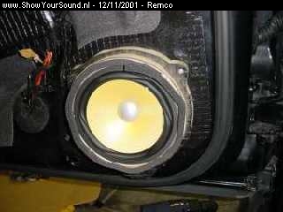 showyoursound.nl - Pioneer sound Q demo car - remco - speaker deur1a.jpg - Pioneer midwoofer fitted in the door on a custom made MDF ring.You can see a part of the door itself covered with damping material.